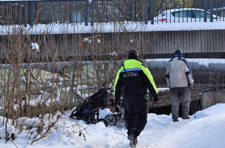 Liberecká Drbna rozvezla lidem bez domova teplou polévku a oblečení od vás