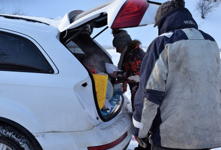 Liberecká Drbna rozvezla lidem bez domova teplou polévku a oblečení od vás