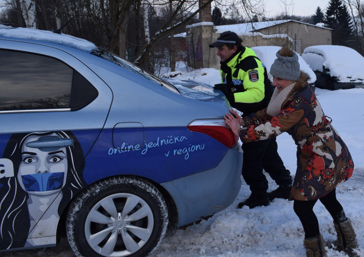 Liberecká Drbna rozvezla lidem bez domova teplou polévku a oblečení od vás