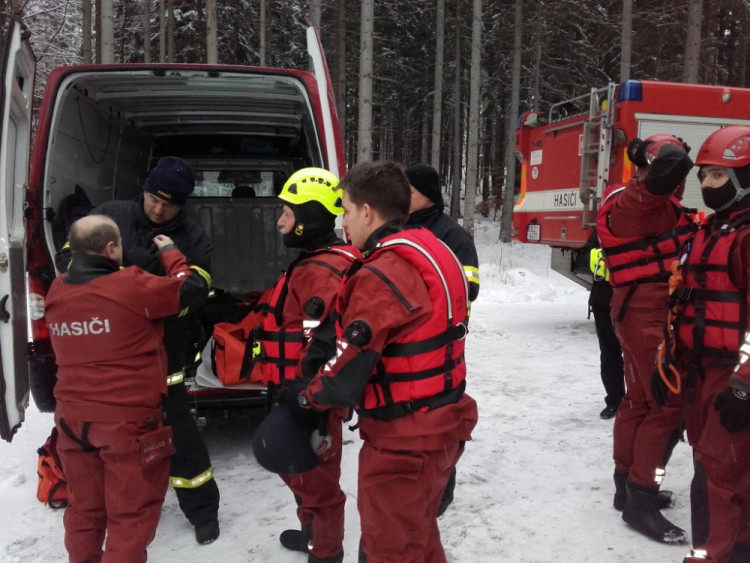 Cvičení hasičů na probořeném ledě