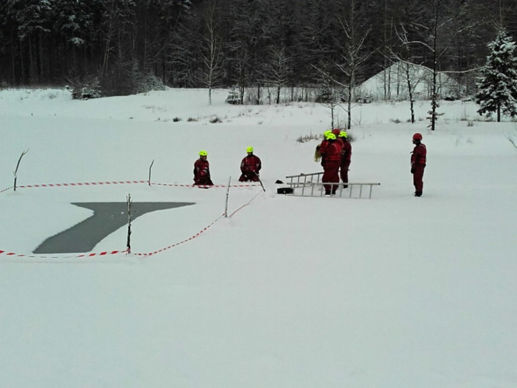 Cvičení hasičů na probořeném ledě