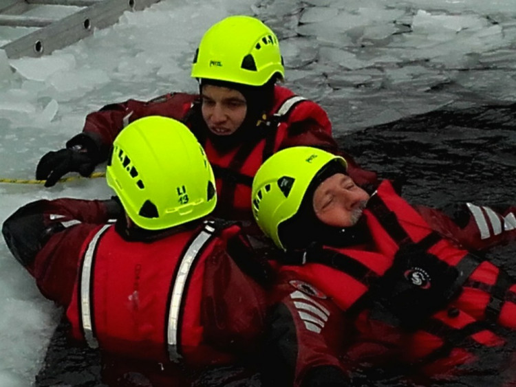 Cvičení hasičů na probořeném ledě