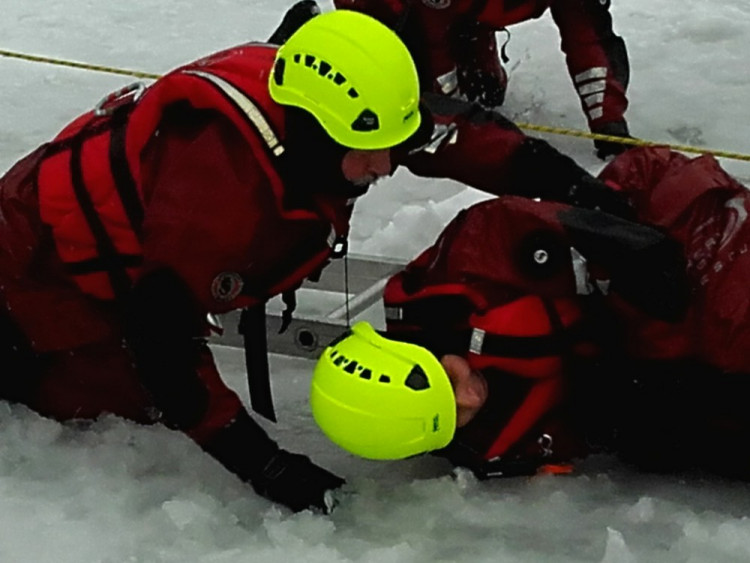 Cvičení hasičů na probořeném ledě