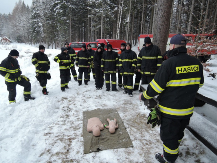 Cvičení hasičů na probořeném ledě