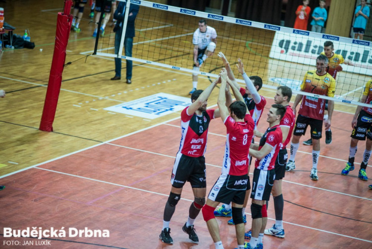 Po hokeji se zaplnila hala při šlágru Jihostroj - Liberec