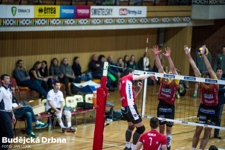 Po hokeji se zaplnila hala při šlágru Jihostroj - Liberec