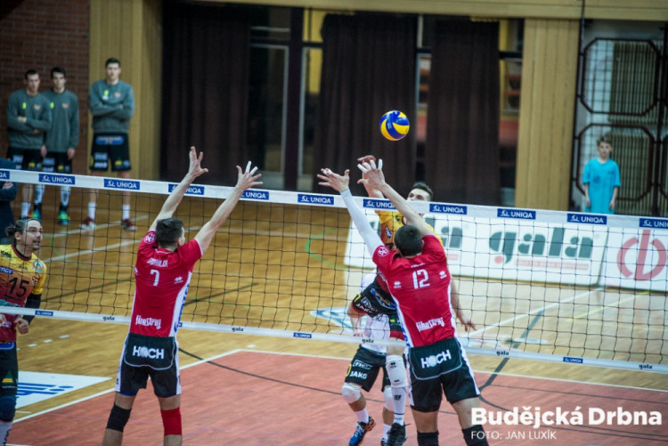 Po hokeji se zaplnila hala při šlágru Jihostroj - Liberec