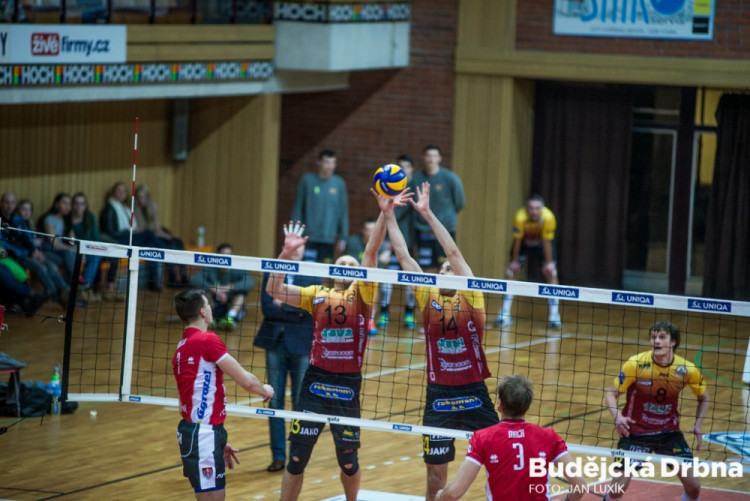 Po hokeji se zaplnila hala při šlágru Jihostroj - Liberec