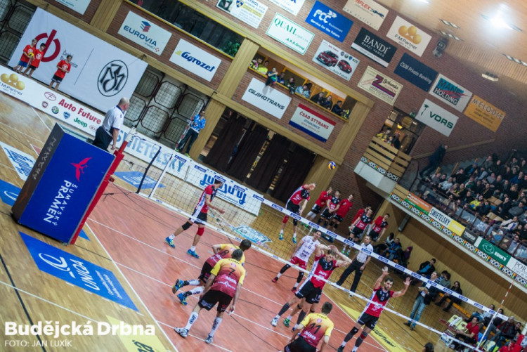 Po hokeji se zaplnila hala při šlágru Jihostroj - Liberec