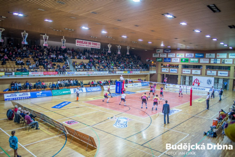 Po hokeji se zaplnila hala při šlágru Jihostroj - Liberec