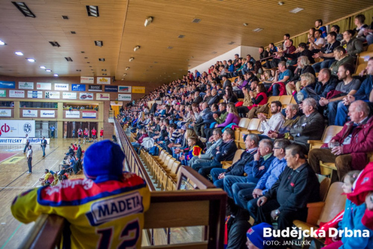 Po hokeji se zaplnila hala při šlágru Jihostroj - Liberec
