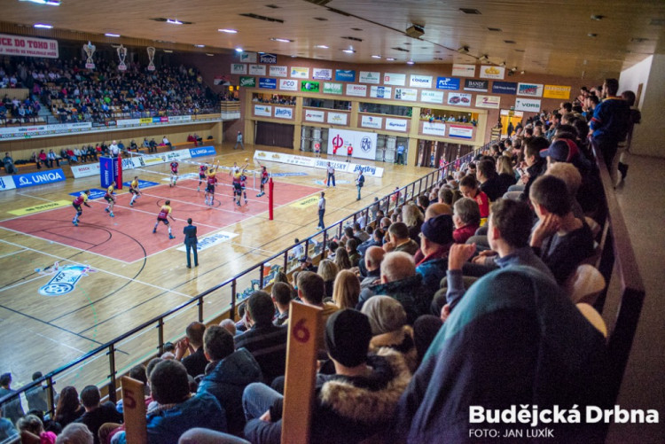 Po hokeji se zaplnila hala při šlágru Jihostroj - Liberec
