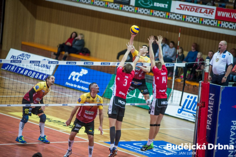 Po hokeji se zaplnila hala při šlágru Jihostroj - Liberec