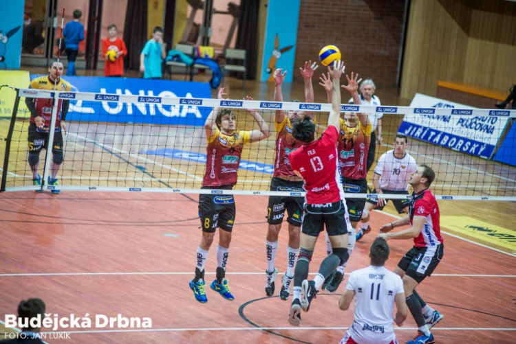 Po hokeji se zaplnila hala při šlágru Jihostroj - Liberec
