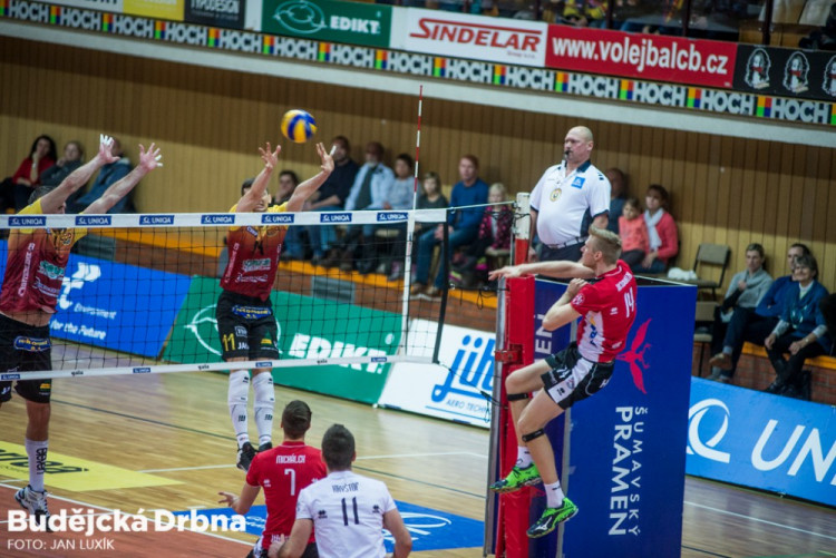 Po hokeji se zaplnila hala při šlágru Jihostroj - Liberec