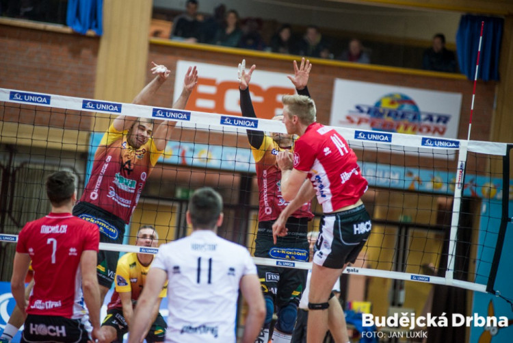 Po hokeji se zaplnila hala při šlágru Jihostroj - Liberec