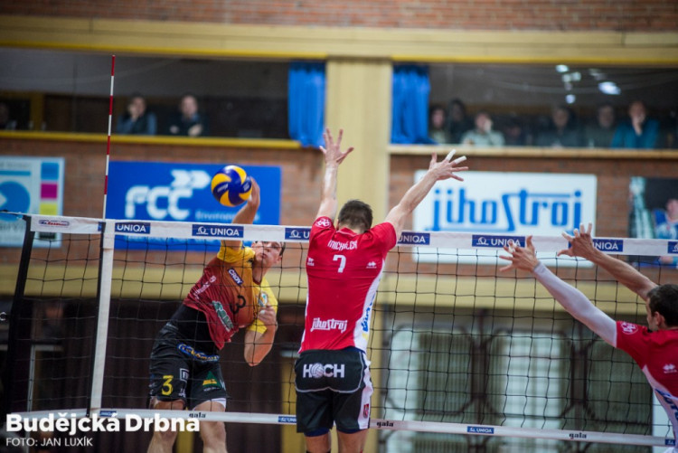 Po hokeji se zaplnila hala při šlágru Jihostroj - Liberec