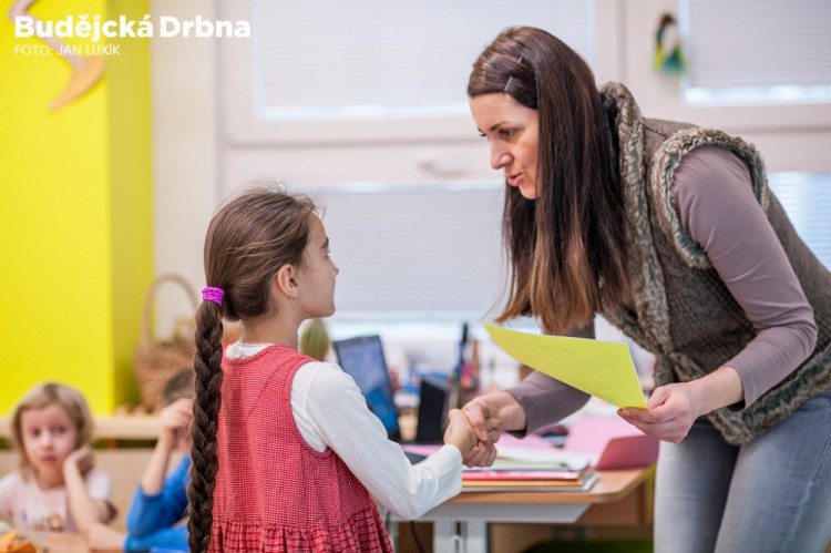 Předávání pololetního vysvědčení na ZŠ E. Destinové