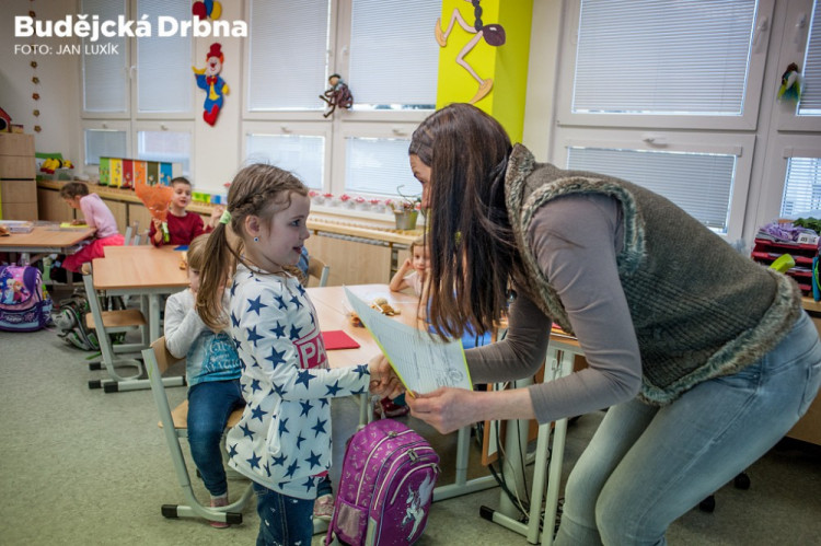 Předávání pololetního vysvědčení na ZŠ E. Destinové