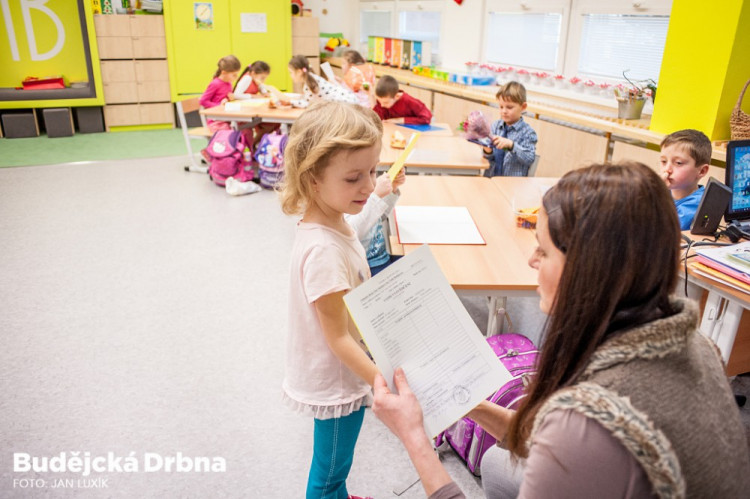 Předávání pololetního vysvědčení na ZŠ E. Destinové