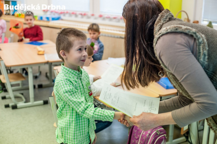 Předávání pololetního vysvědčení na ZŠ E. Destinové