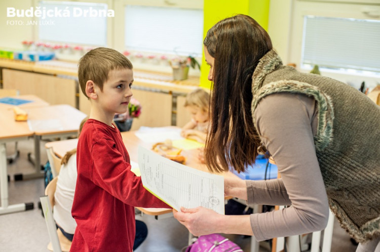 Předávání pololetního vysvědčení na ZŠ E. Destinové