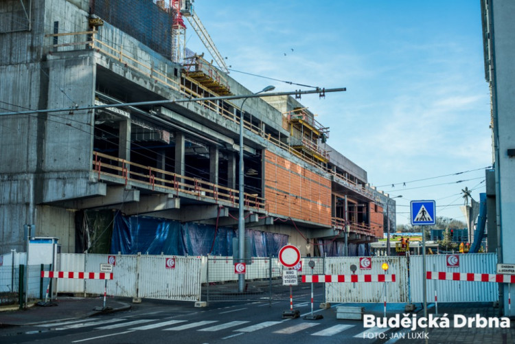 Stavba IGY uzavřela Pekárenskou ulici