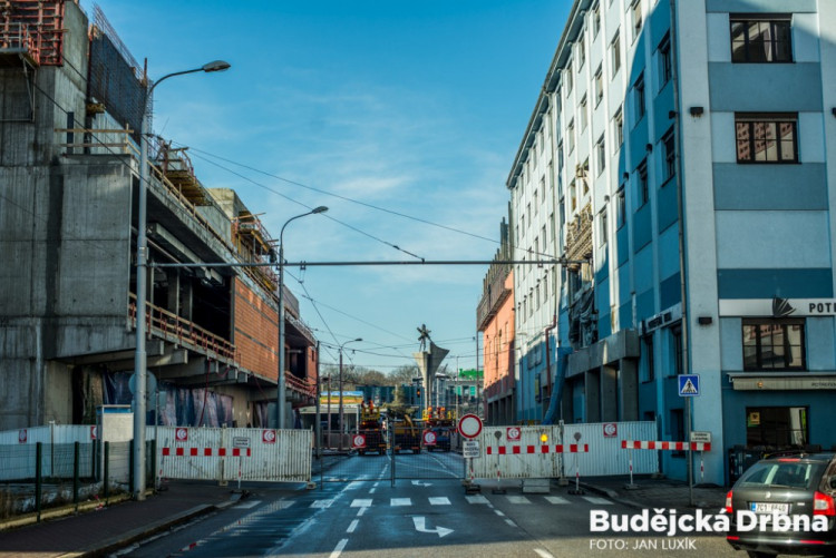 Stavba IGY uzavřela Pekárenskou ulici