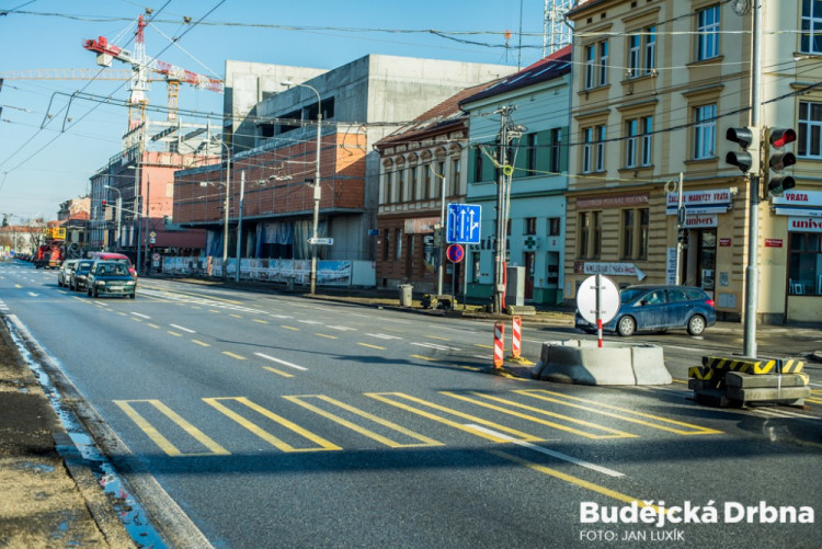 Stavba IGY uzavřela Pekárenskou ulici