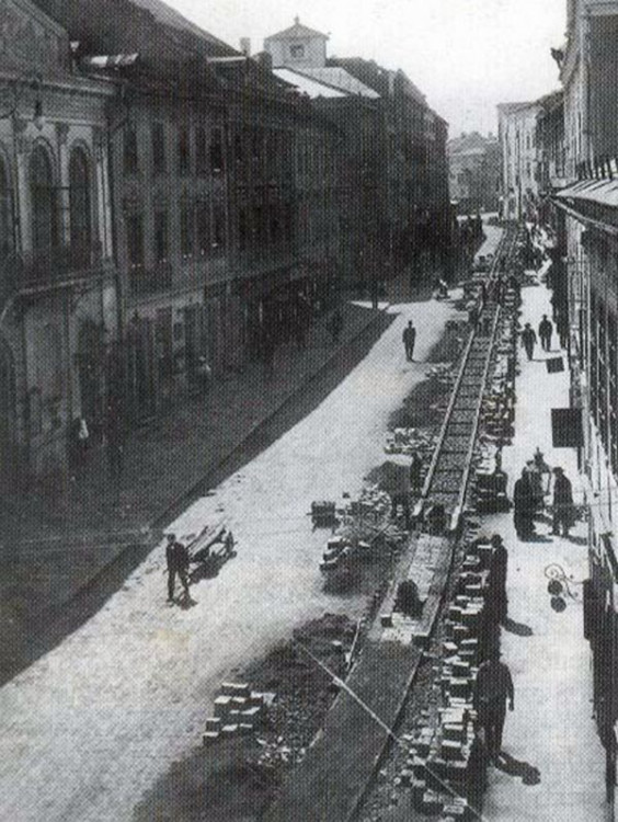 Pokládání kolejí v  dnešní Komenského ulici