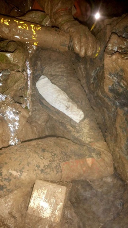 Hasiči vyprošťovali speleologa z jeskyně, měl zavalené nohy