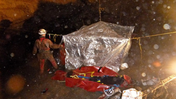 Hasiči vyprošťovali speleologa z jeskyně, měl zavalené nohy