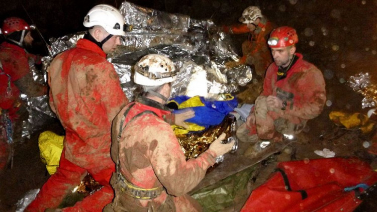 Hasiči vyprošťovali speleologa z jeskyně, měl zavalené nohy