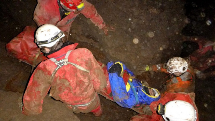 Hasiči vyprošťovali speleologa z jeskyně, měl zavalené nohy