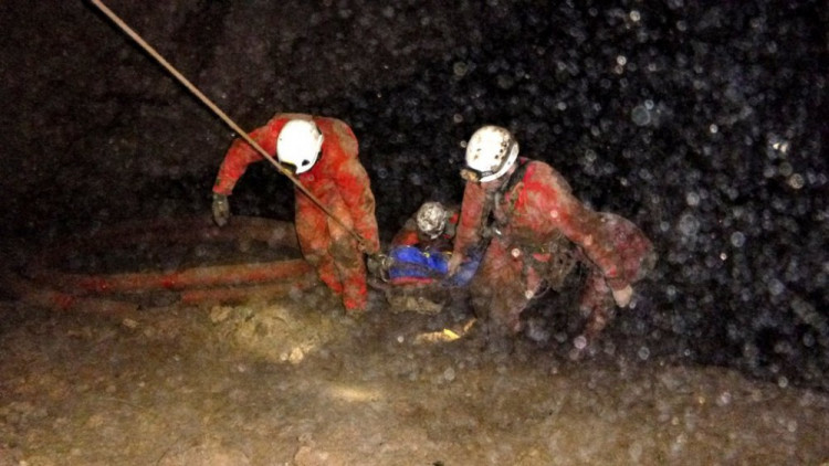 Hasiči vyprošťovali speleologa z jeskyně, měl zavalené nohy