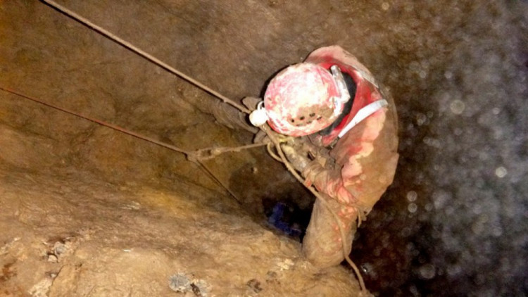 Hasiči vyprošťovali speleologa z jeskyně, měl zavalené nohy