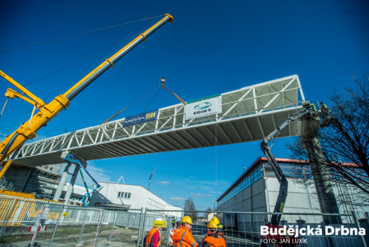 Instalace tubusu lávky Budvaru přes Kněžkodvorskou ulici