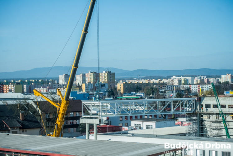 Instalace tubusu lávky Budvaru přes Kněžkodvorskou ulici