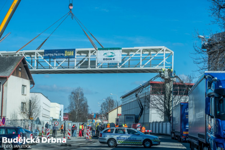Instalace tubusu lávky Budvaru přes Kněžkodvorskou ulici