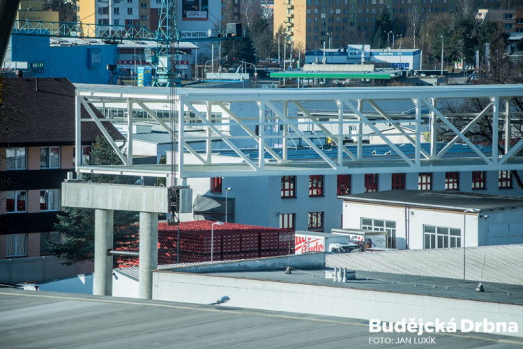 Instalace tubusu lávky Budvaru přes Kněžkodvorskou ulici