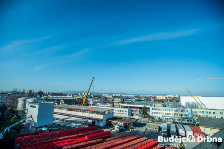 Instalace tubusu lávky Budvaru přes Kněžkodvorskou ulici