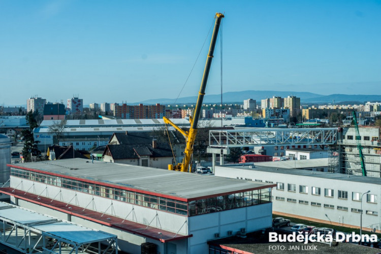 Instalace tubusu lávky Budvaru přes Kněžkodvorskou ulici