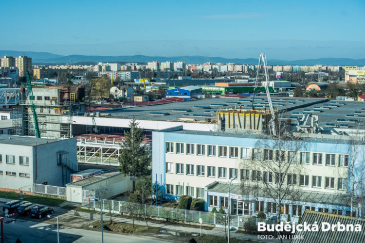 Instalace tubusu lávky Budvaru přes Kněžkodvorskou ulici