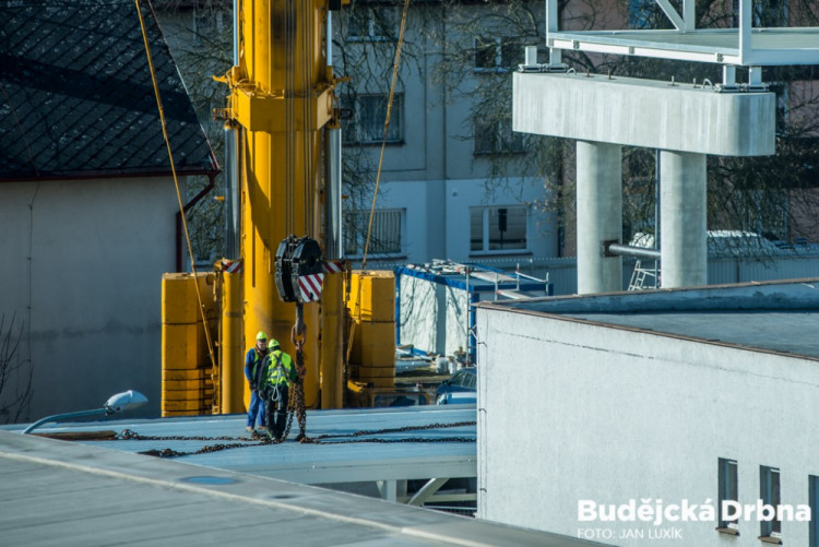 Instalace tubusu lávky Budvaru přes Kněžkodvorskou ulici