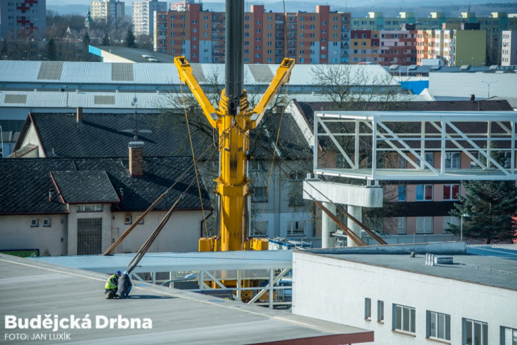 Instalace tubusu lávky Budvaru přes Kněžkodvorskou ulici