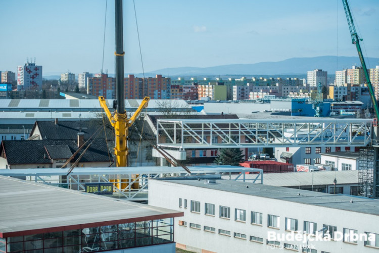 Instalace tubusu lávky Budvaru přes Kněžkodvorskou ulici