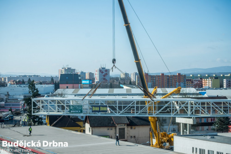 Instalace tubusu lávky Budvaru přes Kněžkodvorskou ulici