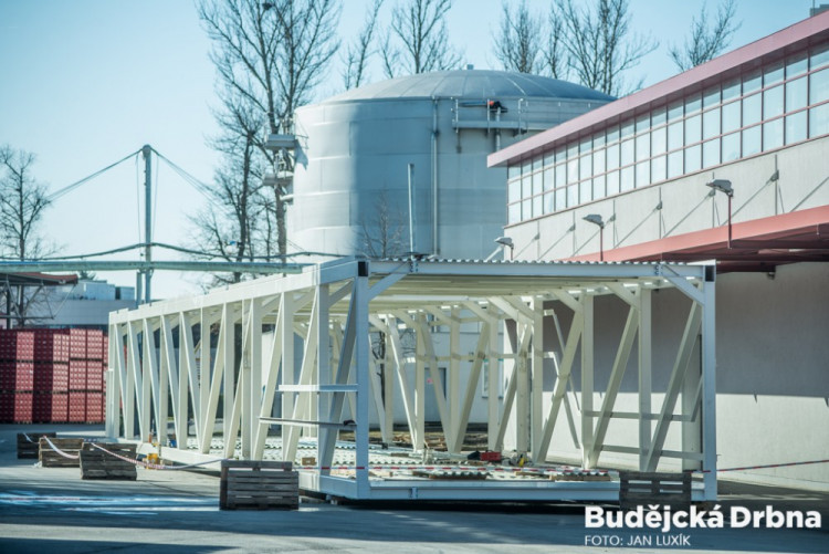 Instalace tubusu lávky Budvaru přes Kněžkodvorskou ulici