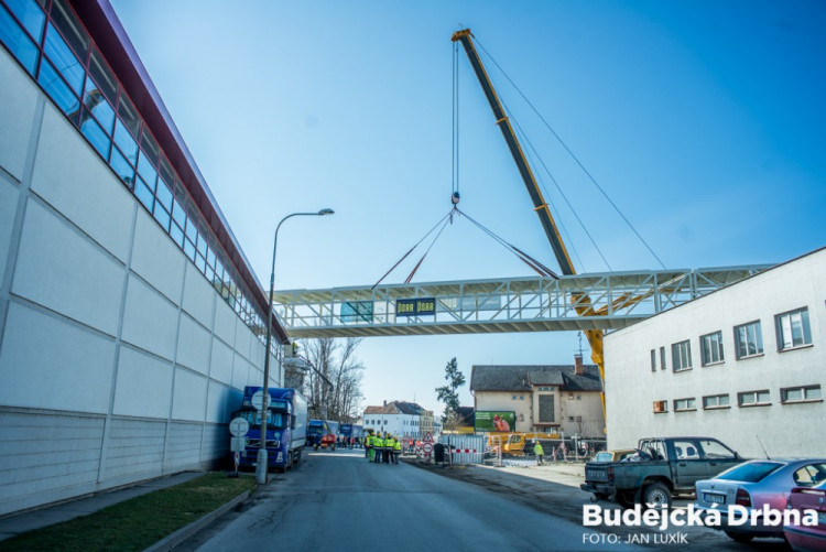 Instalace tubusu lávky Budvaru přes Kněžkodvorskou ulici