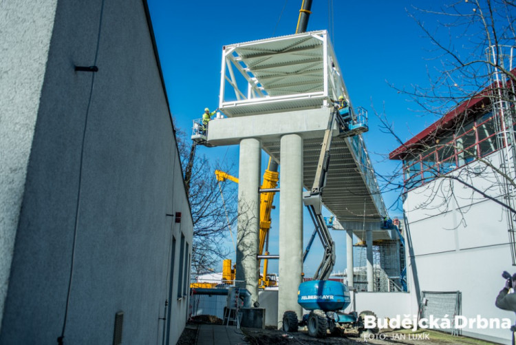 Instalace tubusu lávky Budvaru přes Kněžkodvorskou ulici